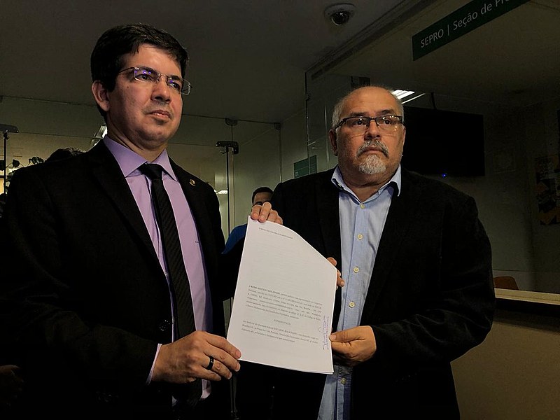 Pedido de cassação de Eduardo Bolsonaro foi formalizado na tarde desta segunda-feira (4), na Câmara dos Deputados