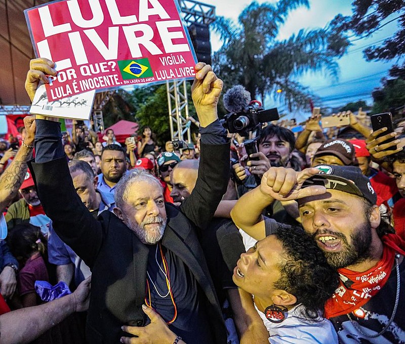 "Lula vem na direção do palco. Chega no atropelo dos abraços. Sobe. Confusão. Fazia sol. Nossos corações mais leves. Muitos ali choravam"
