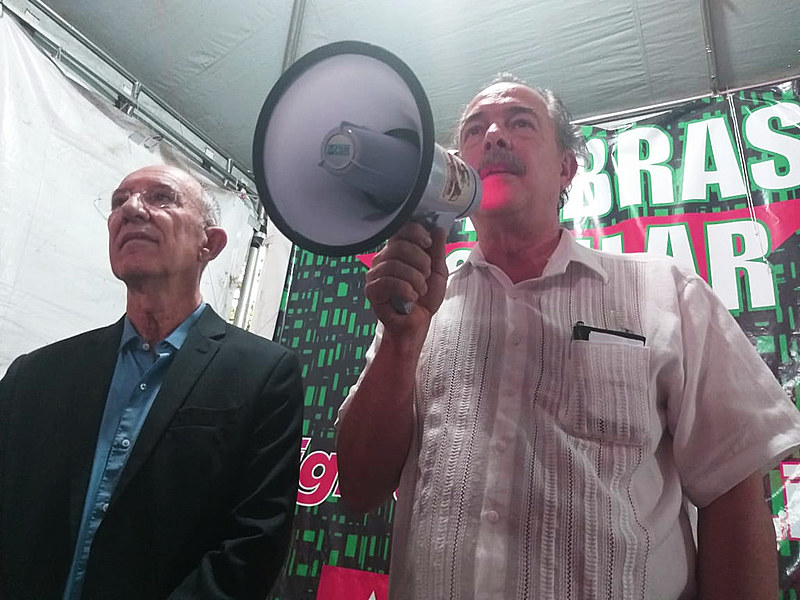 Deputado Rui Falcão (esq.) e ex-ministro Aloízio Mercadante (dir.) conversam com a militância na Vigília