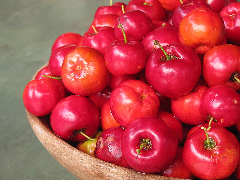 A vitamina C está presente em alimentos como a acerola, goiaba, mamão, pimentão, couve e brócolis