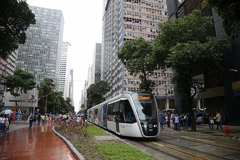 VLT na Avenida Rio Branco tem transposições inadequadas, segundo pesquisador