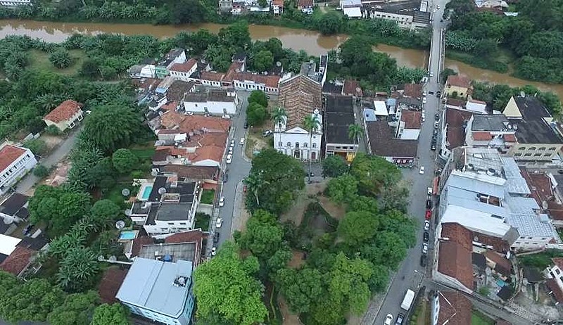 Moradores estão abrigados em casas de familiares na cidade de Rio Preto (MG), informa a Defesa Civil do município