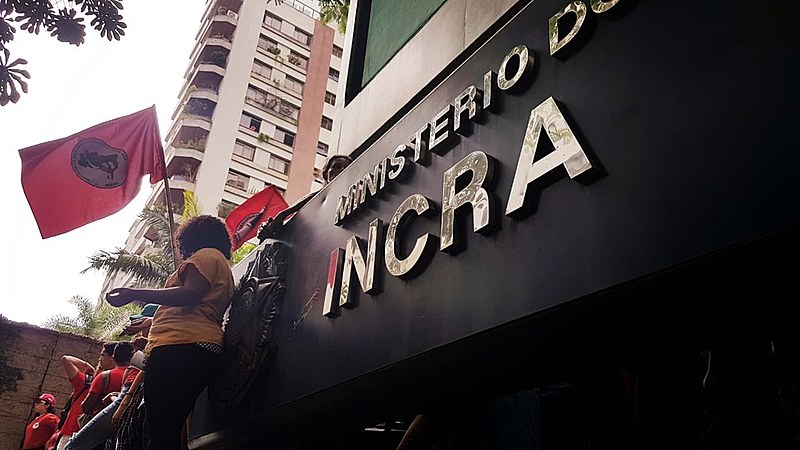 Sede do Incra é bloqueada por militantes do MST, que recebem apoio de servidores do órgão
