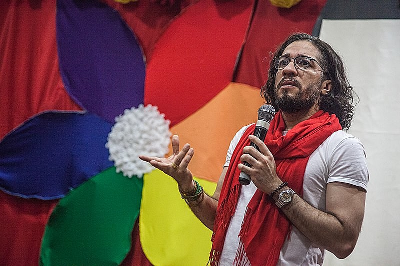 "Preservar a vida ameaçada é também uma estratégia da luta por dias melhores", disse pelo Twitter