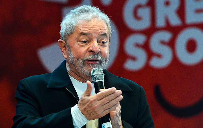 Pesquisas indicando o crescimento da popularidade do ex-presidente.