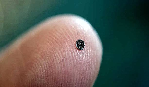 A nanotecnologia é a produção de circuitos e dispositivos eletrônicos com dimensão de átomos ou moléculas
