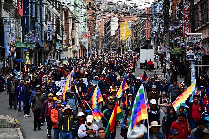 Após renúncia do presidente no último domingo, cresce mobilização popular contra o golpe de Estado; seguem chegando marchas em La Paz