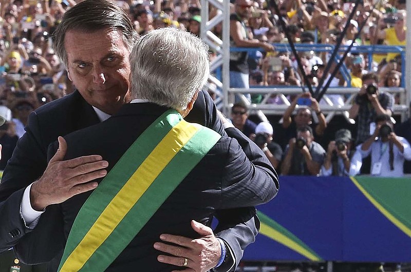 Bolsonaro recebe a faixa presidencial de Michel Temer (MDB)