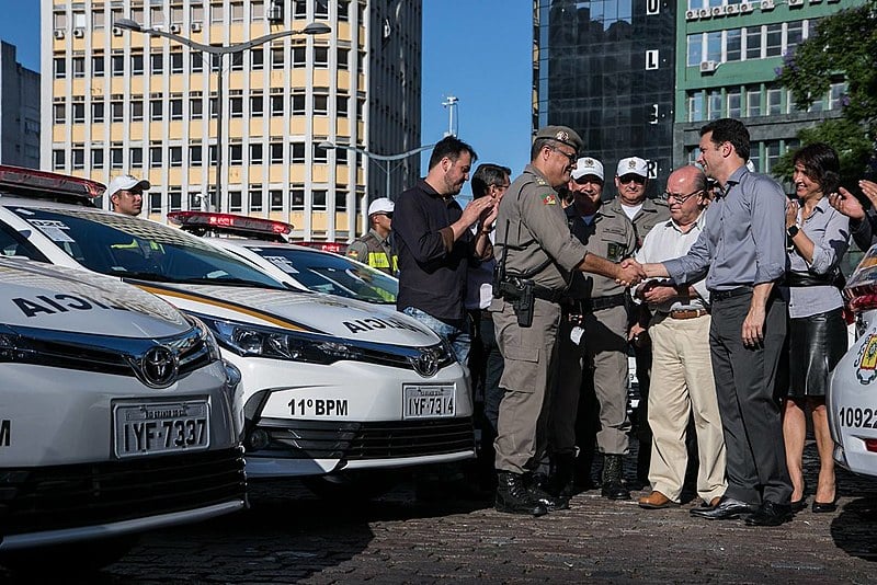 Nelson Marchezan Jr. em ato com a Brigada Militar em Porto Alegre