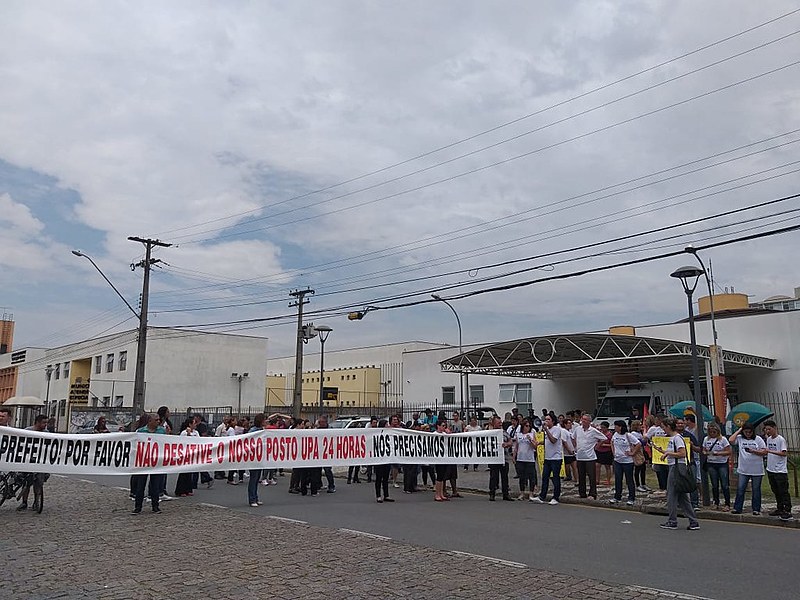 Comunidade se reúne na frente da UPA para protesto