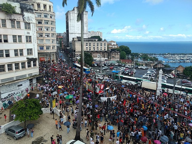 Porfessores, estudantes, trabalhadores em educação, movimentos populares se mobilizam pela educação.