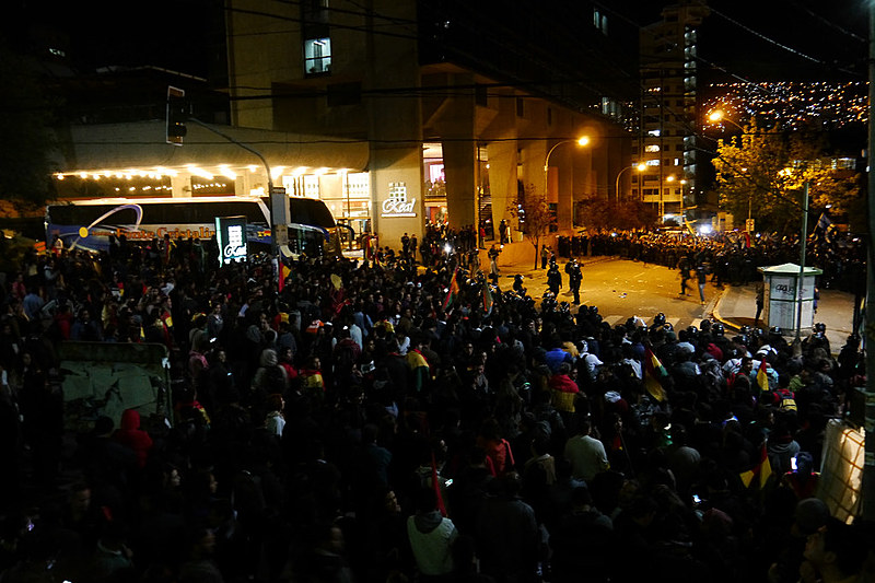 Na capital do país, manifestantes de duas tendências políticas se concentram em frente aos locais de contagem de votos
