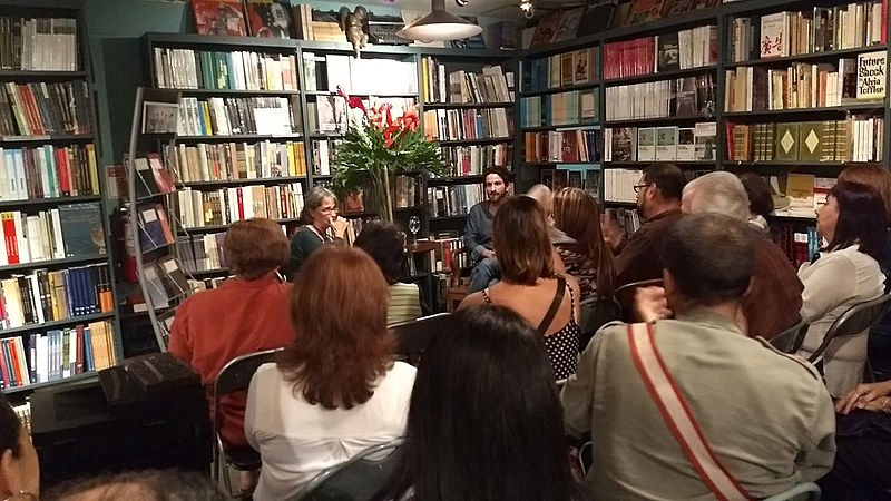 Escritor franco-venezuelano, Miguel Bonnefoy, realiza uma série de encontros com leitores de Caracas