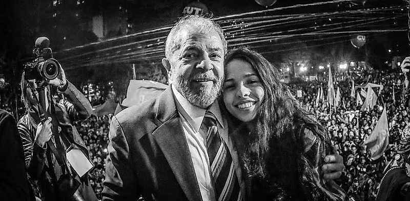 Lula voltou ao palco em Curitiba e chamou a secundarista curitibana Ana Julia