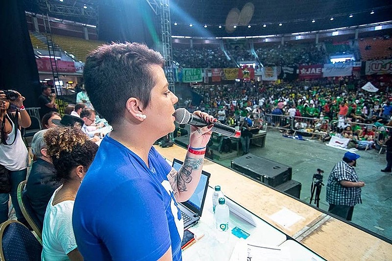 A presidenta da UNE, Marianna Dias, durante ato político em Brasília