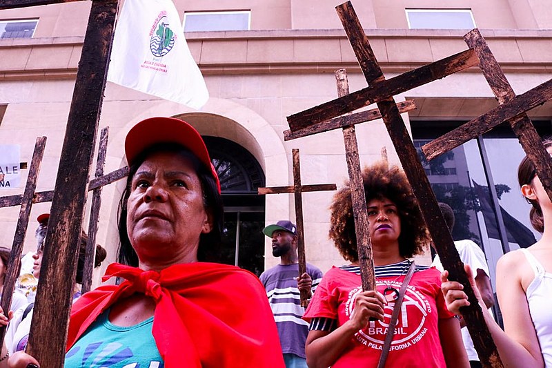 Protesto ocorreu em frente ao Bradesco, que possui 7% das ações da mineradora