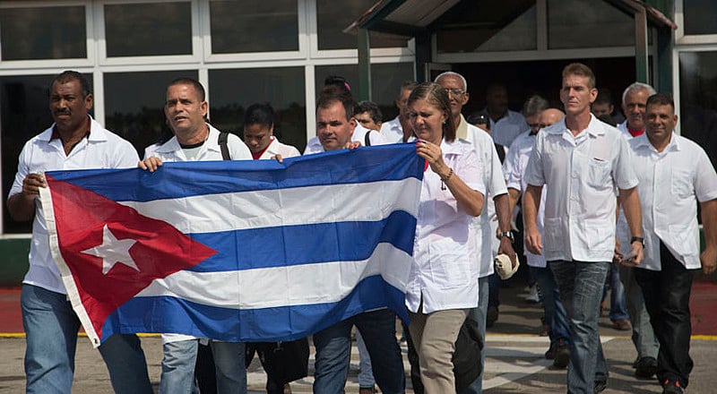 Médicos cubanos viajam para o Haiti para ajudar vítimas do furacão Matthew em 2016