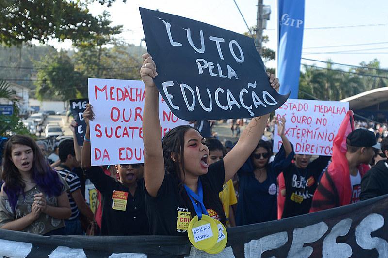 Em Paraty (RJ), estudantes protestam por melhorias na educação, uma das principais lutas dos segmentos populares no atual governo