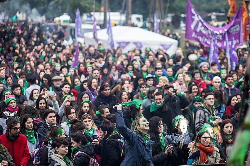 Feministas argentinas realizam mais um "pañuelazo" em frente ao Congresso argentino para exigir a legalização do aborto