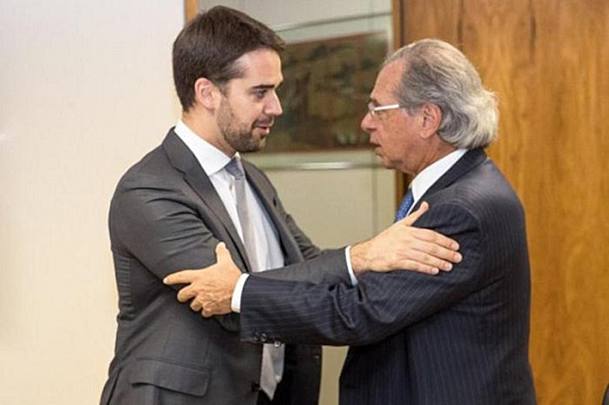 Eduardo Leite ao lado do ministro da Economia Paulo Guedes, que diz querer privatizar todas as estatais