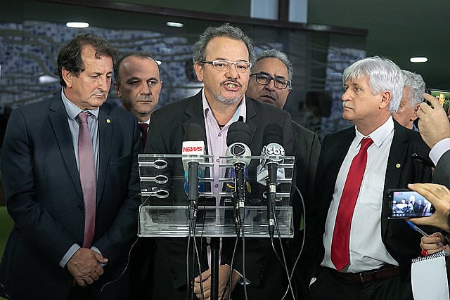 Representante del Proyecto Salud y Alegría y parlamentarios de oposición concedieron rueda de prensa sobre el tema en el Congreso