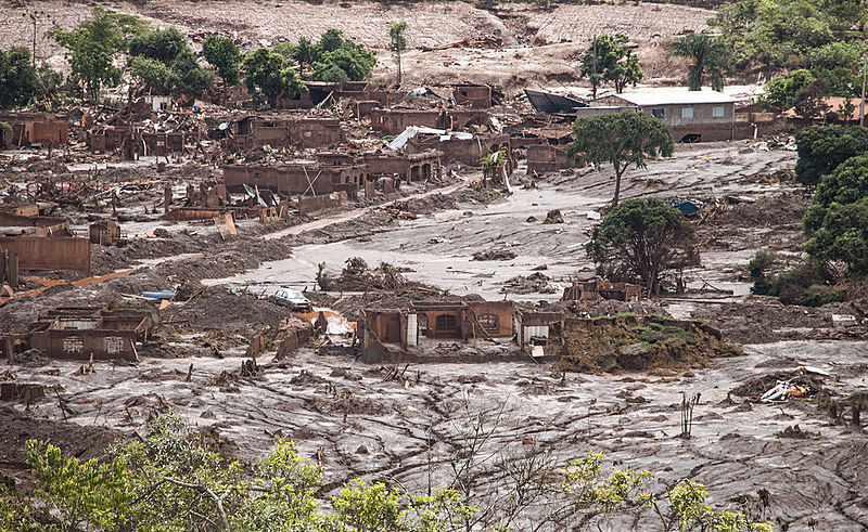 O rompimento da barragem de Fundão (MG) matou 19 pessoas e contaminou três rios - Gualaxo do Norte, Carmo e Doce - antes de chegar ao mar