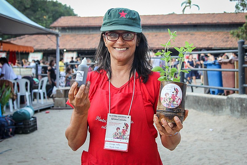 Sanuza Motta exibe os produtos fitoterápicos que produz em seu assentamento