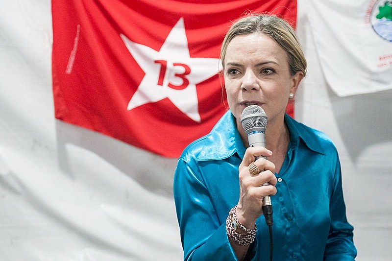 Gleisi Hoffmann fala à militância da Vigília Lula Livre