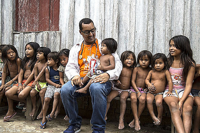 Médico cubano Arnaldo Cedeño se despede de aldeia indígena Apalaí e Wayana na fronteira com o Suriname