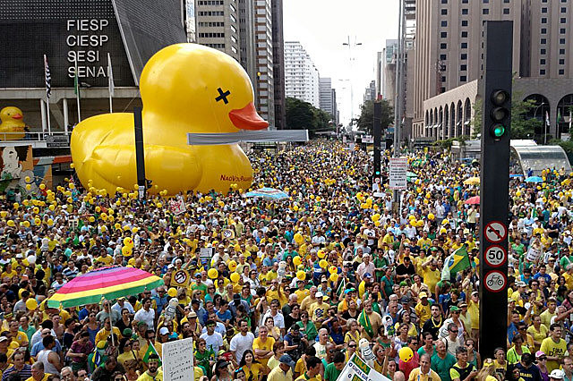A burguesia brasileira está organizada em sindicatos oficiais, agrupados em federações e confederações, entre eles, CNI, Fiesp e Sinaval