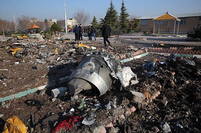 Equipes recuperam destroços de avião que caiu em Teerã