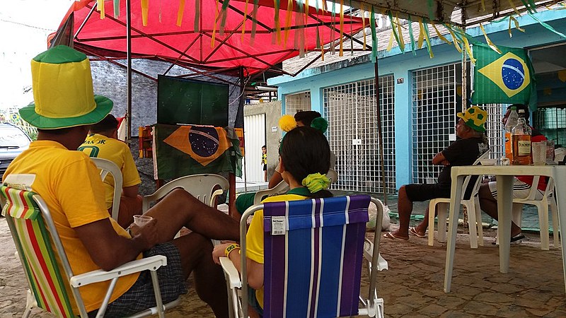 A estreia do Brasil na Copa do Mundo vista na rua e entre os vizinhos, em Olinda