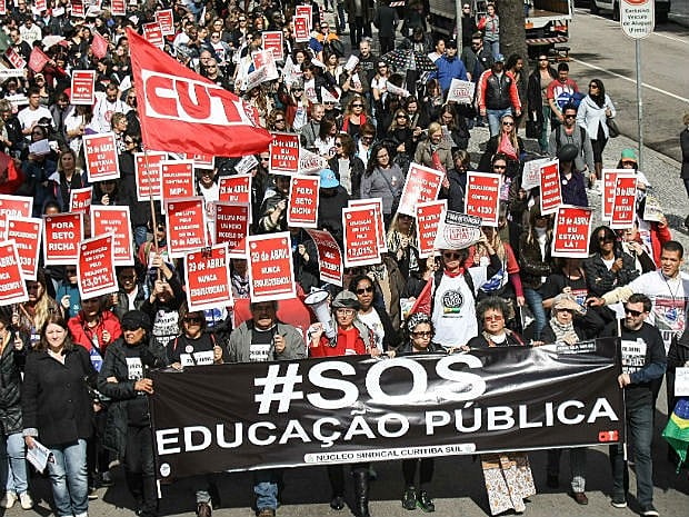 Professores têm o menor salário do quadro funcional do Paraná