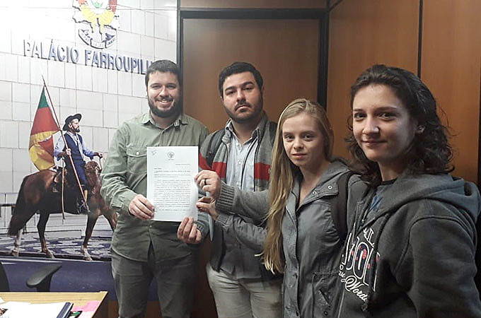 Representantes do MAB no RS entregaram propostas para compor o relatório final da Subcomissão de Barragens da Assembleia