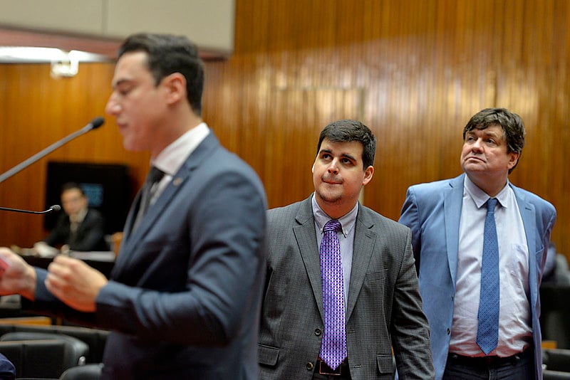 Deputados Bruno Engler (PSL) e André Quintão (PT) assistem a debate na ALMG