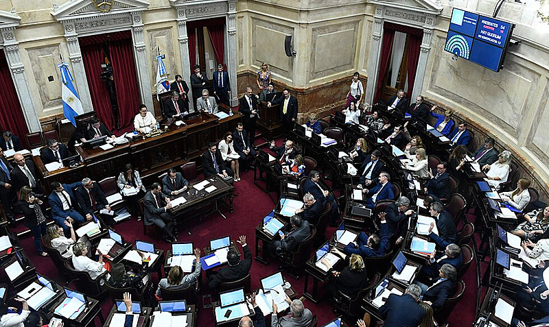 Lei foi aprovada por 45 votos a favor e 24 contra