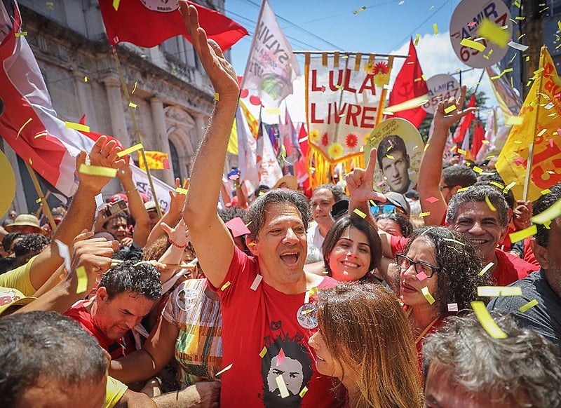 Fernando Haddad em caminhada no Recife, quando arrastou milhares de pessoas às ruas da cidade.
