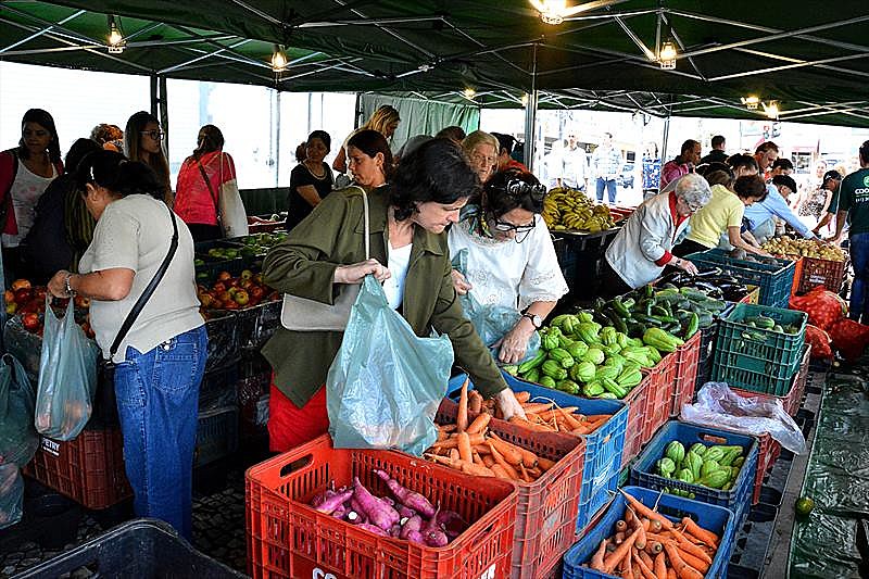 A cada semana, a Feira da Praça 19 de Dezembro, no Centro de Curitiba, recebe cerca de mil pessoas e vende em média 10 mil quilos de hortifruti
