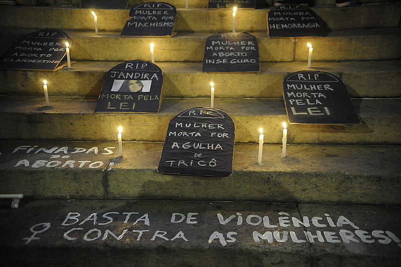 Denúncias podem ser feitas pelo número 180. As ligações são gratuitas e o serviço funciona 24 horas.