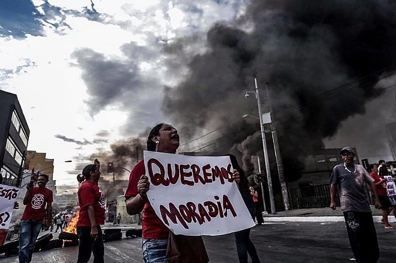 Manifestantes atearam fogo a pneus e bloquearam a Avenida do Estado em ambos os sentidos
