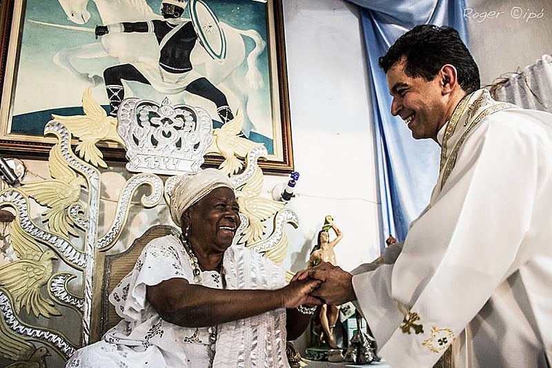 Mãe Edelzuíta de Oxaguian, uma das principais referências na luta pelos direitos dos povos de terreiro, saúda padre