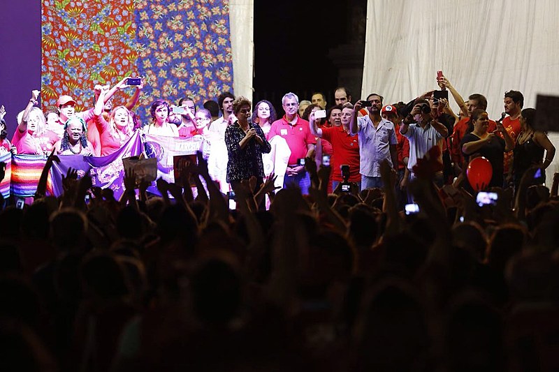 Cercada por mulheres representantes de movimentos, Dilma fala para cerca de 30.000 pessoas