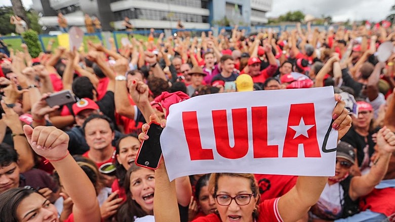 Cerca de 10 mil pessoas participaram do ato por Lula Livre em Curitiba (PR), onde Lula está preso a um ano.