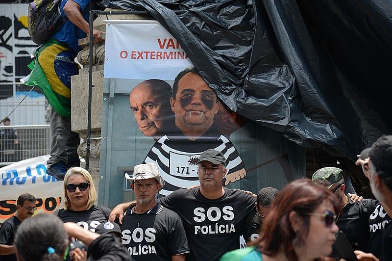 Nas últimas semanas, manifestantes protestaram em frente a Alerj contra o pacote do governo fluminense