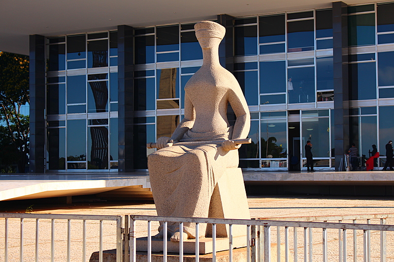 Estátua de Têmis, deusa-guardiã dos juramentos dos homens, na fachada do Supremo Tribunal Federal