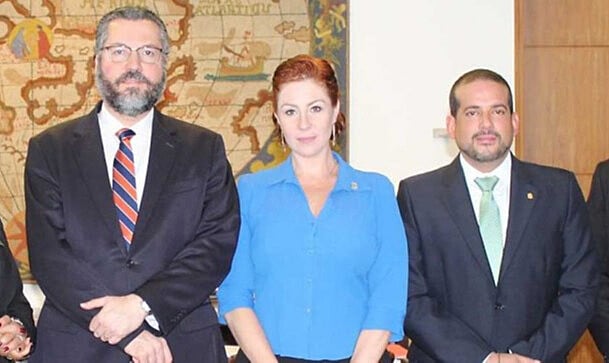 Chanceler brasileiro Ernesto Araújo, deputada federal Carla Zambelli (PSL) e Luis Fernando Camacho