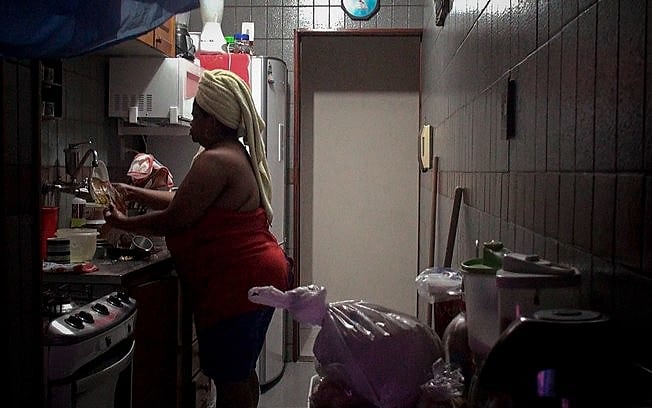 Cena do documentário de Gabriel Mascaro "Doméstica", que investiga dinâmica da profissão e sua presença nos lares brasileiros