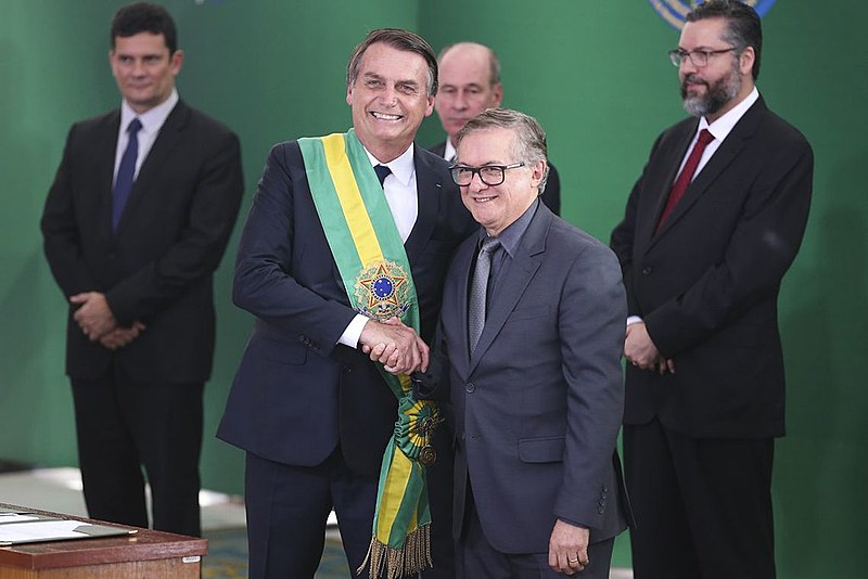 Jair Bolsonaro empossa ministro da Educação, Ricardo Vélez Rodríguez, durante cerimônia de nomeação dos ministros de Estado