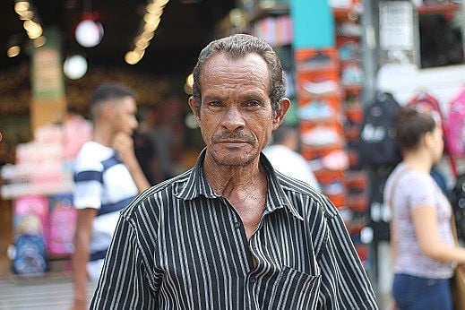 Ambulante na região do Terminal Santo Amaro, em São Paulo (SP)