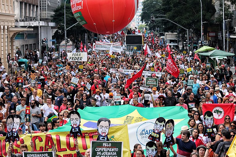 Cerca de 10 mil servidores públicos tomaram as ruas de Curitiba e do Paraná neste 29 de abril.
